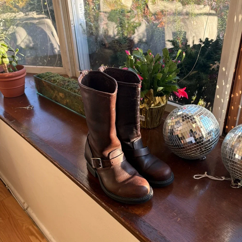 FRYE Engineer 12R Brown Leather Women's Boots size 7.5 - Picture 1 of 8